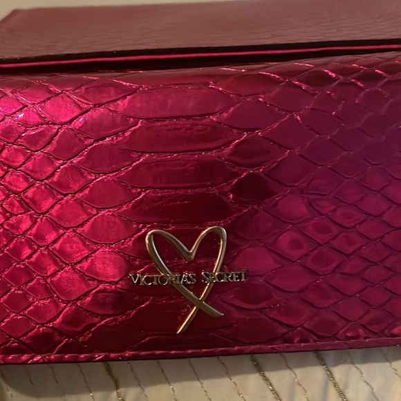 Victoria’s Secret’s Fuchsia Metallic Snakeskin Metallic Wristlet/Wallet💕.NWT - Picture 10 of 11